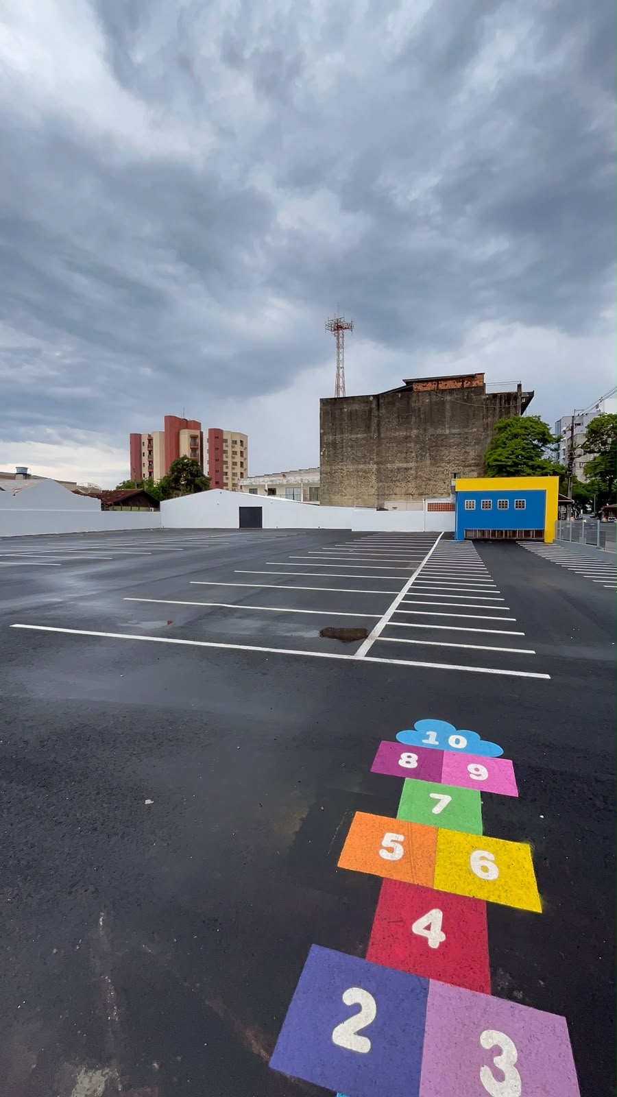 Construforma / ADM Sicredi Aliança — Estacionamento Sende: pintura de faixas em três cores e fornecimento e instalação de 144 bate-rodas. Foto 2