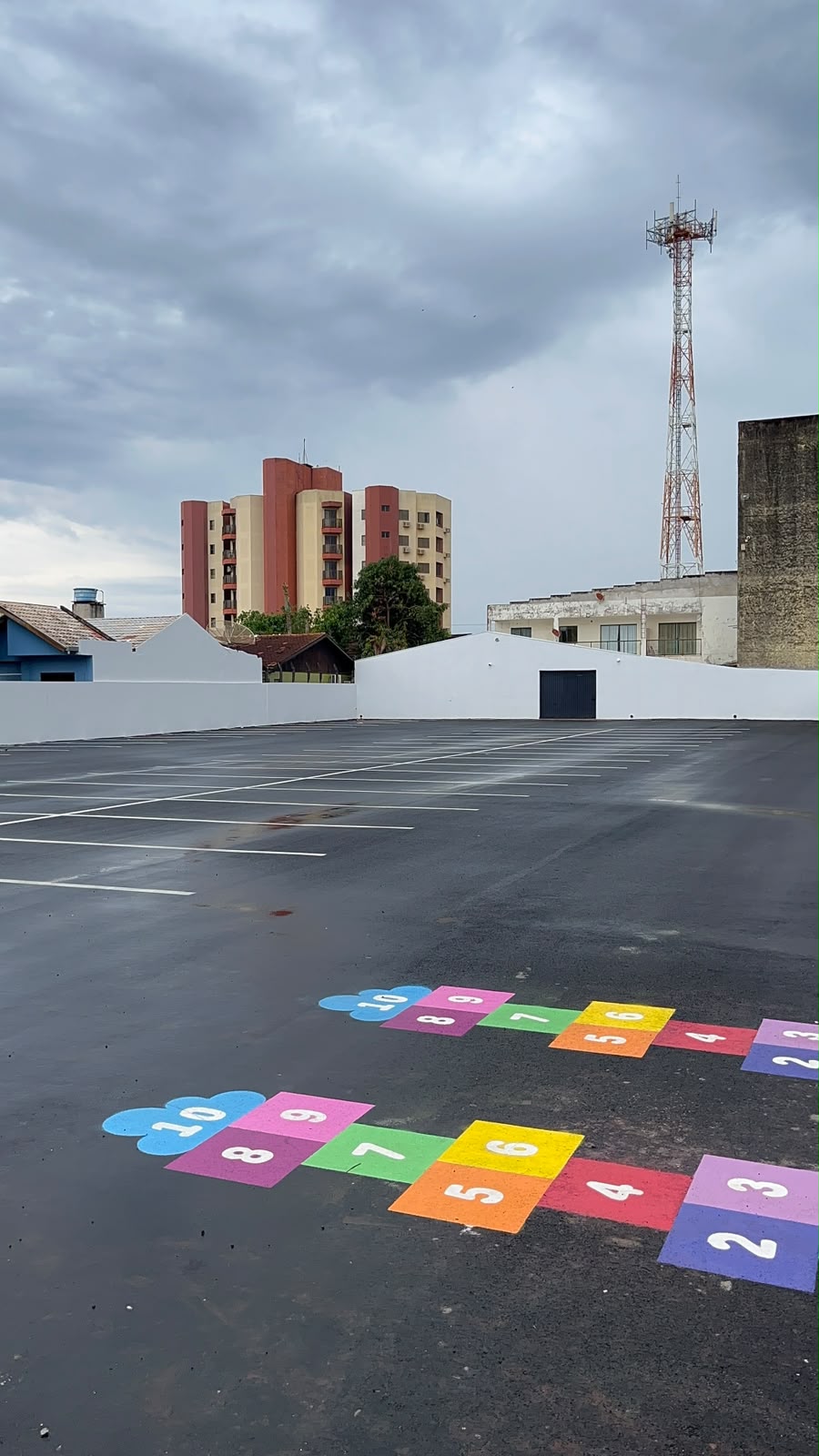 Construforma / ADM Sicredi Aliança — Estacionamento Sende: pintura de faixas em três cores e fornecimento e instalação de 144 bate-rodas. Foto 3